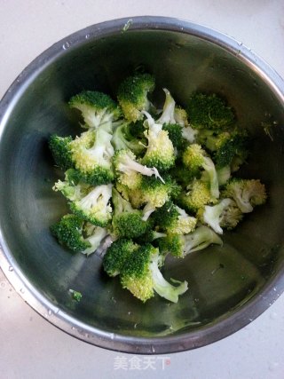 浇汁西兰花的做法步骤：1