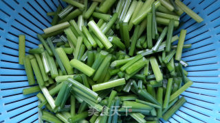 韭菜梗炒鸡蛋的做法步骤：2