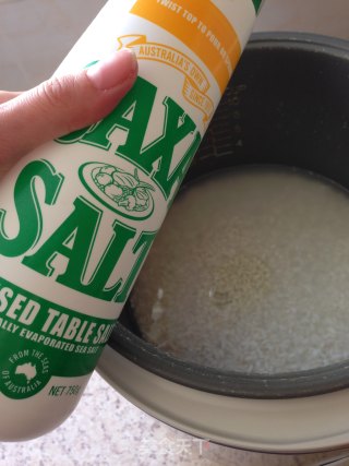 西班牙海鲜饭-电饭煲版的做法步骤：2
