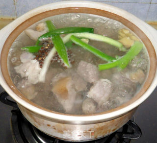 芸豆蹄髈煲汤的做法步骤：5