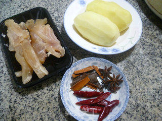 土豆烧牛筋的做法步骤：1