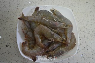 干烧明虾的做法步骤：1