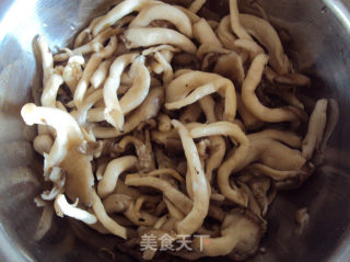 鸡腿菇炒鸡蛋——超级下饭的菌中新秀的做法步骤：1