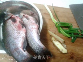 牛奶炖鲫鱼的做法步骤：1