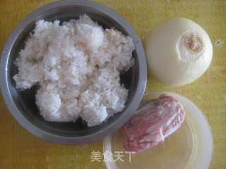洋葱牛肉炒饭的做法步骤：1