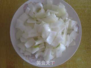 洋葱牛肉炒饭的做法步骤：2