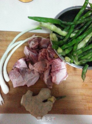 月牙骨炖土豆豆角的做法步骤：1