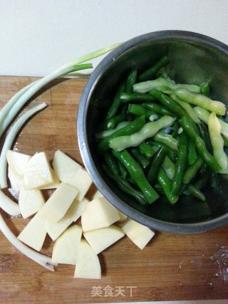月牙骨炖土豆豆角的做法步骤：3
