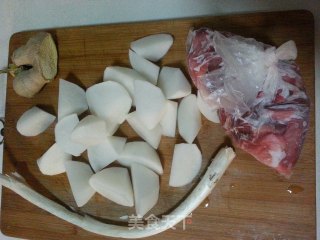 牛肉炖萝卜的做法步骤：1