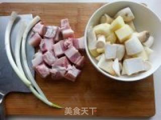 杏鲍菇土豆红烧肉的做法步骤：1