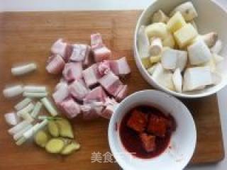 杏鲍菇土豆红烧肉的做法步骤：2