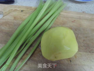芹菜土豆丝的做法步骤：1