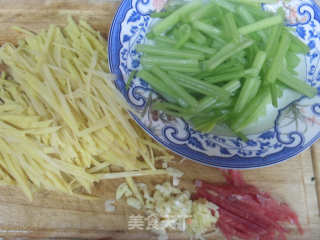 芹菜土豆丝的做法步骤：2