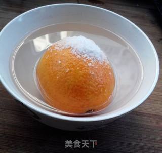 盐蒸橙子的做法步骤：1