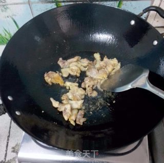 肉炒青豆配辣椒的做法步骤：3