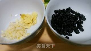 豉椒炒花甲王的做法步骤：2