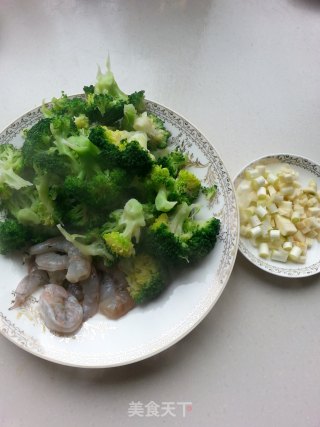 虾仁西兰花的做法步骤：1
