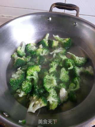 虾仁西兰花的做法步骤：2