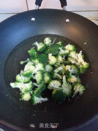 西兰花炒玉米的做法步骤：3