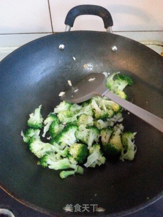 西兰花炒玉米的做法步骤：5