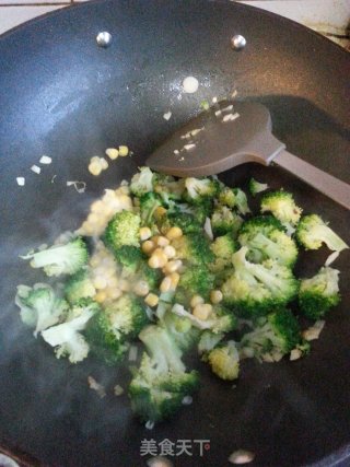 西兰花炒玉米的做法步骤：6