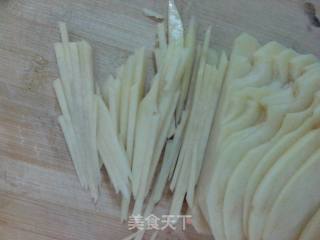 土豆丝炒火腿丝的做法步骤：2