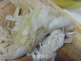 东北猪肉酸菜馅水饺的做法步骤：1