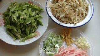 扁豆肉丝焖饼的做法步骤：1