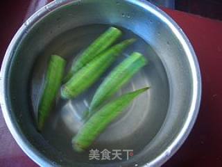 秋葵炒火腿肠的做法步骤：2
