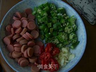 秋葵炒火腿肠的做法步骤：3
