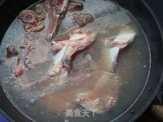 莲藕炖牛软骨的做法步骤：2