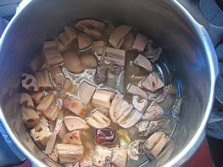 莲藕炖牛软骨的做法步骤：9