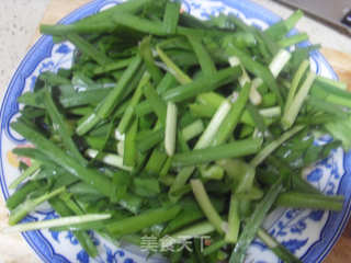 韭菜炒虾爬肉的做法步骤：1