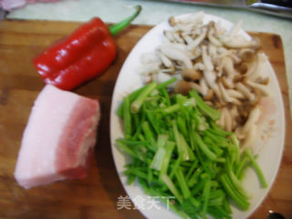 玉蕈芹菜炒肉----素素主义的做法步骤：1