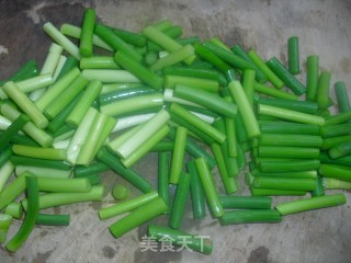 鲅鱼炖蒜苔的做法步骤：2