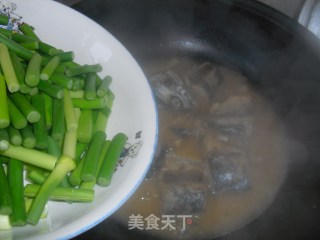 鲅鱼炖蒜苔的做法步骤：6