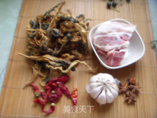 年夜饭好吃的传统菜——梅菜扣肉的做法步骤：1