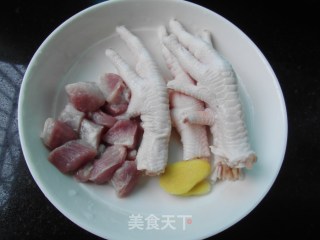 冬日补肾健脑靓汤--栗子核桃鸡脚汤的做法步骤：2