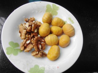冬日补肾健脑靓汤--栗子核桃鸡脚汤的做法步骤：3