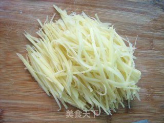 外酥里嫩--土豆丝饼的做法步骤：1
