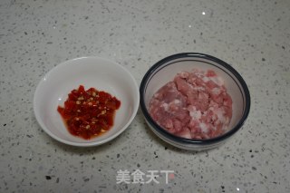 鱼香佛手肉的做法步骤：1