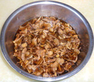 乳鸽乌鸡野生小黄菇煲汤的做法步骤：1