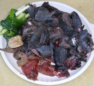 乳鸽乌鸡野生小黄菇煲汤的做法步骤：2