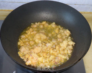 乳鸽乌鸡野生小黄菇煲汤的做法步骤：5