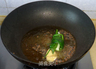 乳鸽乌鸡野生小黄菇煲汤的做法步骤：7