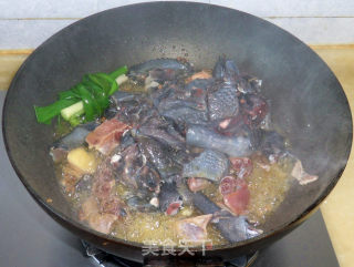 乳鸽乌鸡野生小黄菇煲汤的做法步骤：8