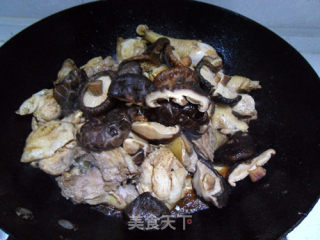 香菇炖鸡的做法步骤：7