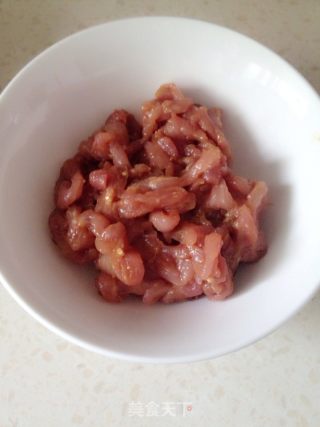 鱼香肉丝的做法步骤：1