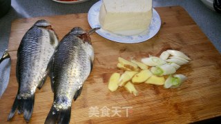 鲫鱼豆腐汤的做法步骤：1