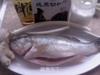 简单美味---清蒸鲈鱼的做法步骤：1
